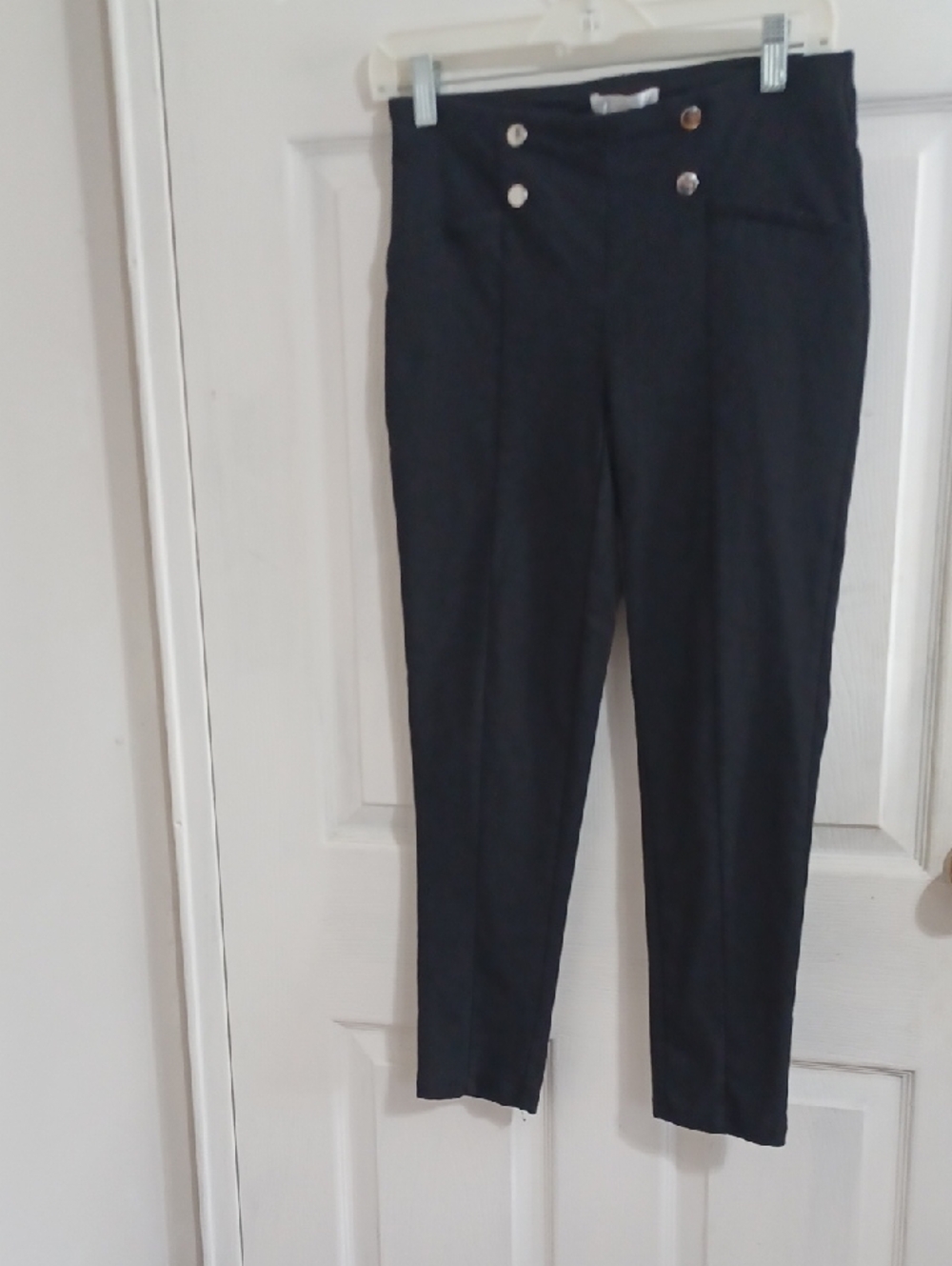 89th & Madison Black High-Rise Cropped Trousers with Button Detail. NWT. Size S